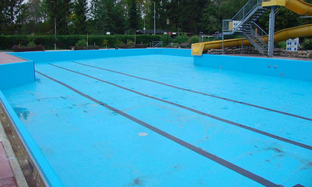 Auch öffentliche Schwimmbäder werden mit Folie ausgelegt