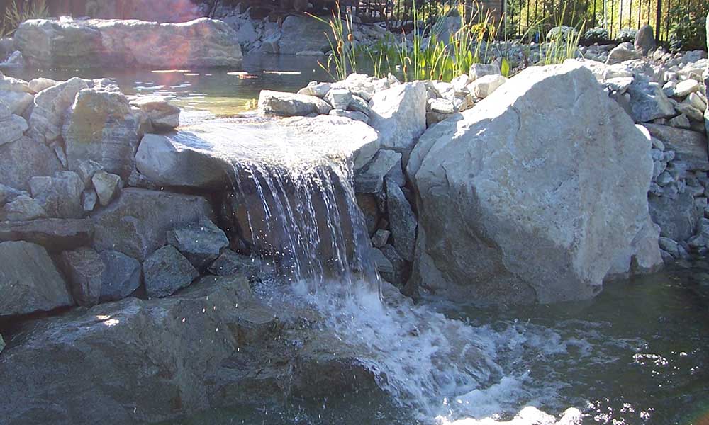 Wasserfall mit Feldsteinen